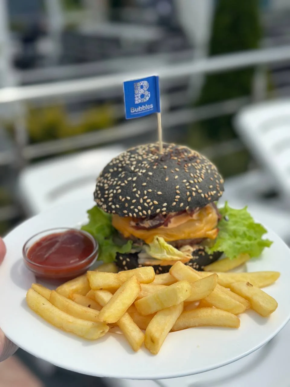 Бургер з курячою котлетою в чорній булочці та картопля фрі