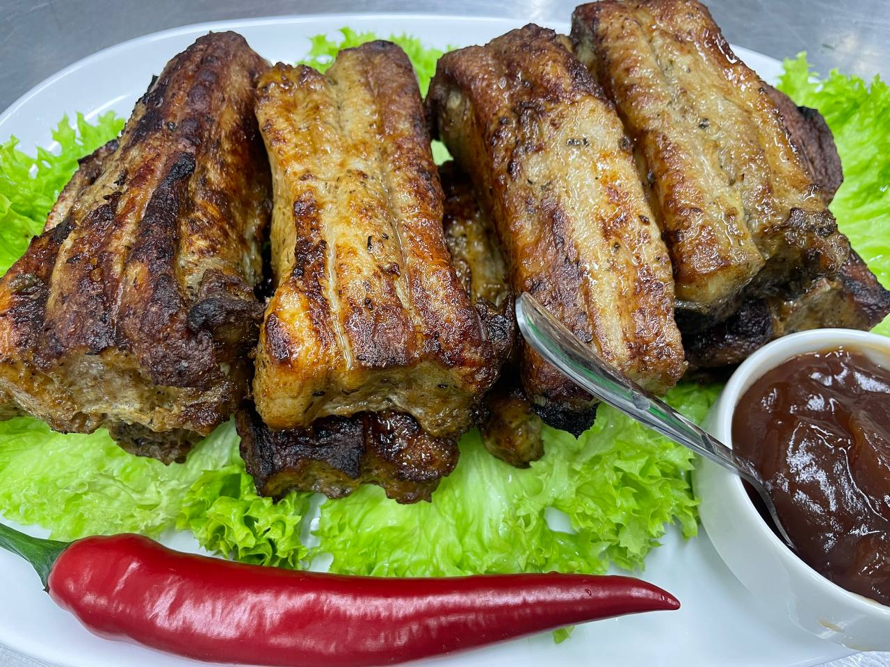 Реберця зі свинини, що тануть у роті