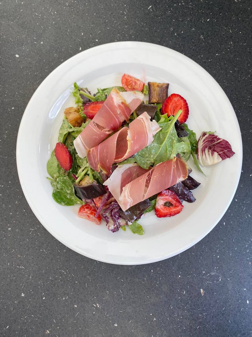 Салат з прошутто та баклажаном з горіховим соусом