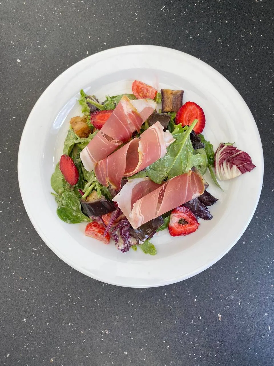 Салат з прошутто та баклажаном з горіховим соусом