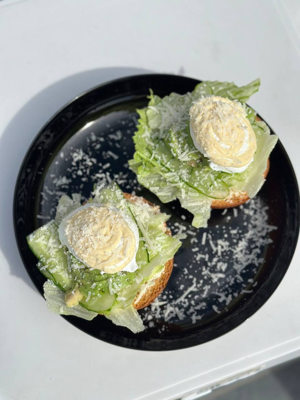 Тост з яйцем пашот та авокадо